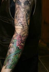 Tatuaje di tatuaggi di culore chì copre tuttu u bracciu