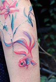 Ang watercolor goldfish ug bulak nga bulak sa bukton nga tattoo sa litrato