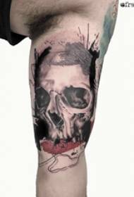 craniu tatuatu bracciu fiore bracciu maiò nantu à u ritrattu di u tatuu di craniu astratta