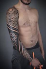 Pánske pekné čierne pichľavé totemové kvetinové rameno tetovania