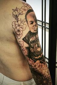U mudellu di tatuaggi di braccio di u braccio di fiore hè assai simpaticu