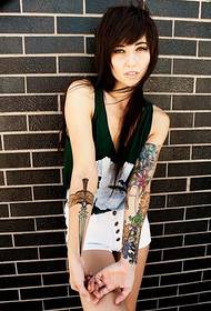 Moda belleza flor brazo y espada tatuaje