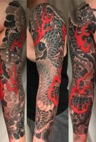 Travail de tatouage traditionnel japonais avec une grande fleur photo 9