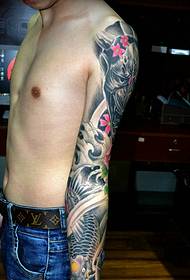 Impressionants braços de flors com les imatges del tatuatge són molt atractives