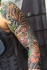 男生手臂上彩绘水彩素描创意霸气老虎花臂纹身图片