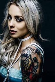 Cheveux frisés, femmes européennes et américaines, tatouage de bras de fleurs, yeux charmants