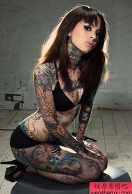 Tattoo show slika priporoča žensko cvet roko tattoo fotografijo