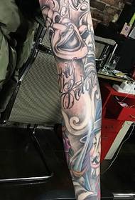 Modellu di tatuatu di braccio di fiori totem assai bello