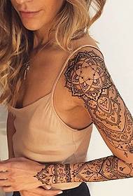 Flere modernistiske tatoveringer med blomsterarm