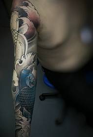 Цветочная татуировка с татуировкой цвета кальмара очень привлекательна