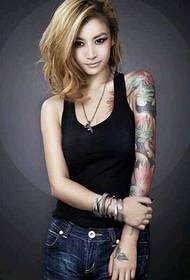 Убавина тетоважа со лотос за ликовна личност