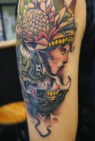Cvjetna ruka bogata totem tetovažom tetovaža
