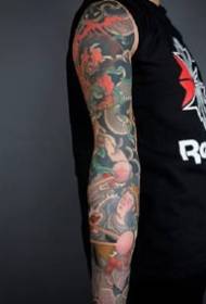 Tatuaje tradicional del brazo de la flor - 9 tatuajes del brazo de la flor en estilo tradicional