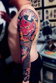 Braç de flors tradicional com un patró de tatuatge de calamar