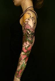 Vynikajúci a krásny kvetinový vzor tetovania na ramene