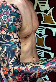 Mandlig tatoveringsbillede af blomsterarm i traditionel stil