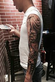 Tatuaje de tatuaje de tótem retro de brazo de flor hermosa