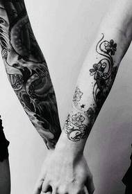 L'amore è un bellissimo tatuaggio da braccio di fiori di coppia di moda