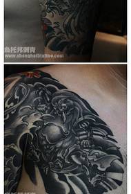Работи на тетоважа покажуваат: Јапонски традиционален стар супер убав половина сто модел на тетоважа на фигури
