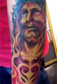 krahu me ngjyrë tatuazhin e Jezusit në flakë