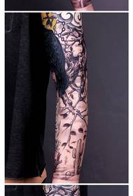 gražus klasikinis gėlių rankos varnos tatuiruotės modelis