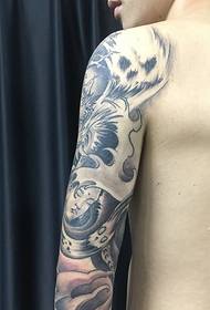 Pola tato tradisional lengan bunga kepribadian