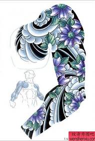 A barra di spettaculi di u tatuatu hà cunsigliatu un mudellu manoscrittu di tatuatu di braccia di fiori