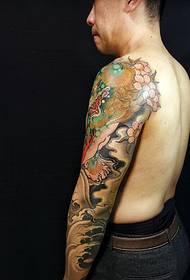 Imagen llamativa del tatuaje del león del brazo de la flor