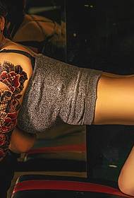 Секси поласкаща татуировка на ръката с цветя на частната къща на момичето