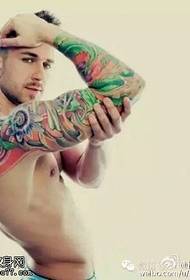 Músculo europeu e americano homem grande flor braço tatuagem padrão