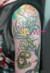 prilično ljepota moda cvjetna ruka tetovaža scena