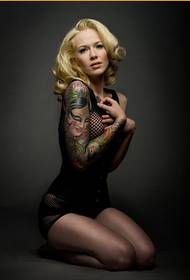 Personnages de beauté européens et américains tatouage bras fleur avatar