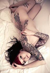 all naken skjønnhet fører tatovering trend