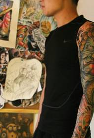 Crni muški uzorak za tetovažu cvjetnih ruku vrlo je cool