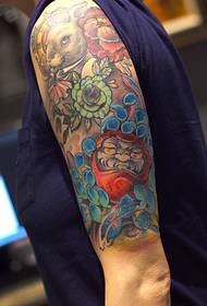 Tre tatueringar med totemtatueringar av blommararm av olika stilar