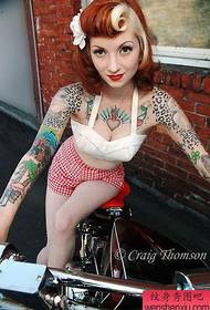 tatoveringsfigur anbefalte en kvinne blomsterarm tatoveringsarbeid