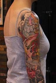 Sehr auffällig ist das farbenfrohe Blumenarm-Tattoo-Muster