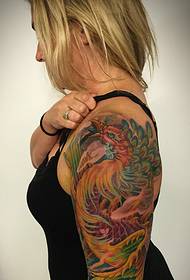 Eurooppalaisten ja amerikkalaisten naisten kukkavarret ovat ylpeitä Phoenix-tatuointikuviosta