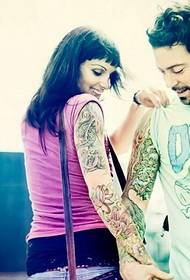 Utenlandske par blomsterarm tatovering verdsettelse
