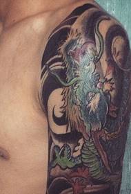 Klasična tradicionalna tetovaža tetovaže zmaja s cvjetnom rukom