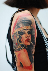 Dominirajući pušački ženski uzorak tetovaža