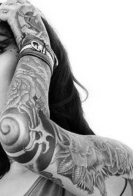 推奨される女性の花の腕のタトゥーパターン