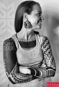 anbefaler kvindelig sortgrå totem dobbelt blomsterarm tatoveringsmønster