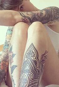 Снимка на татуировка на цветя на Саваж момиче и крак на цветя