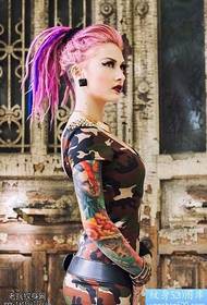 Модел на татуировка на жена с цветя ръка
