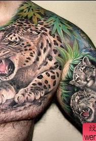 Pusa kālija leoparda tetovējuma modelis