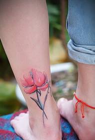 女孩腳踝墨水蓮花紋身