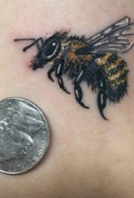 Kaki bocah lanang dicet nganggo garis tato lebah kewan sing apik nyata