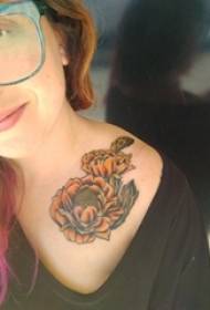 vajza nën klavikul pikturuar skicë me bojëra uji krijuese tatuazh të bukur lule fotografitë
