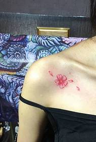 non-mainstream girl clavicle small flower tattoo pattern